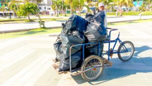 Autoridades impulsan minga en playa Las Palmas previo a Semana Santa