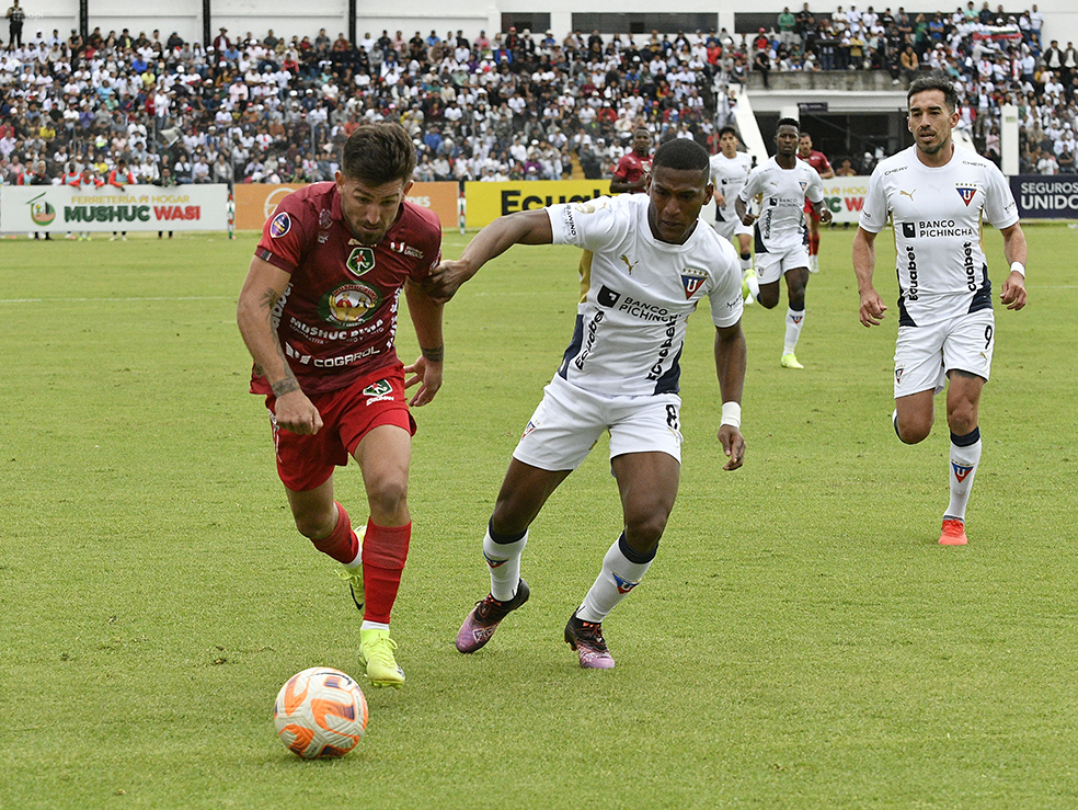 El partido se jugó en Riobamba con estadio lleno.