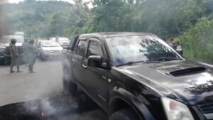 Bloqueo en la vía E20 por el mal estado de la carretera en Quinindé