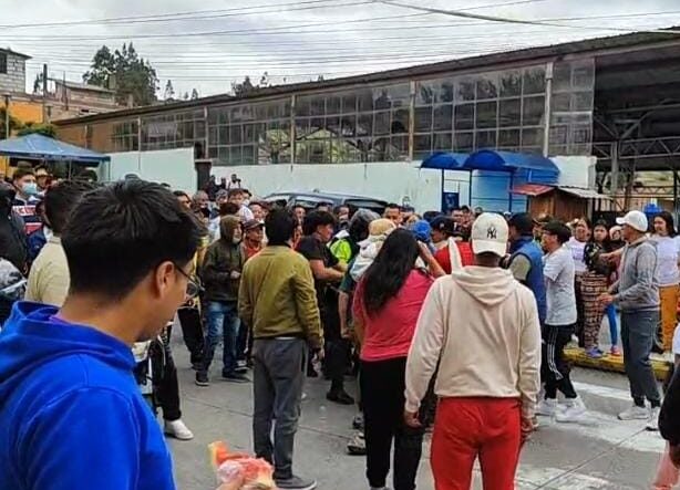 El presunto delincuente fue capturado por la comunidad que le hizo un recorrido descalzo por Pelileo para que sea reconocido en caso de que vuelva a delinquir en el cantón. (Foto captura de pantalla)