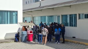 Trabajadores de limpieza del Hospital General Docente Ambato reclaman sueldos atrasados