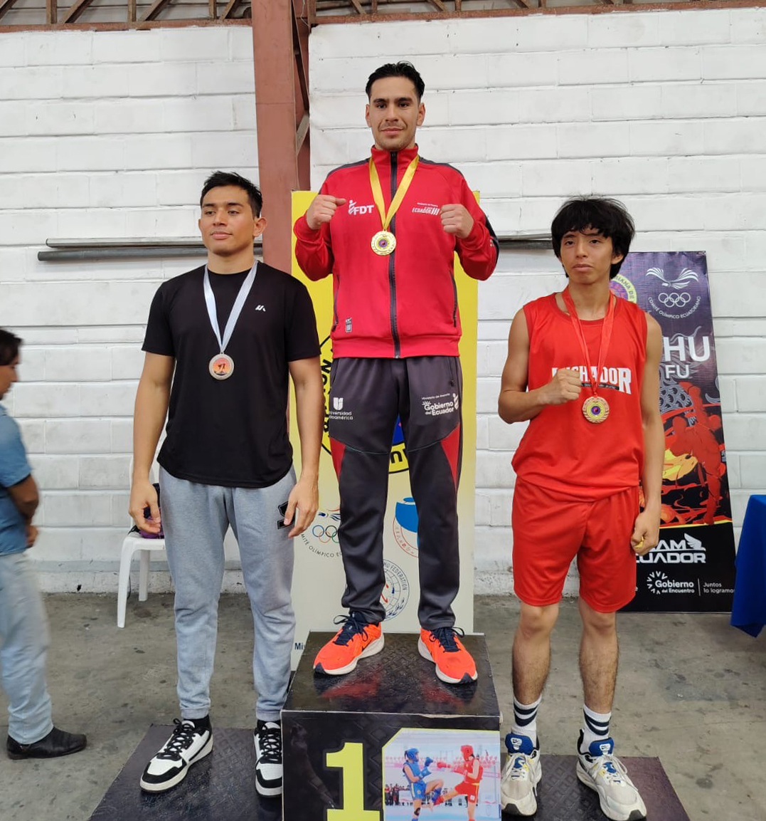 El deportista Wladimir Rosero (centro) obtuvo la clasificación a los Juegos Bolivarianos 2025 en Perú.