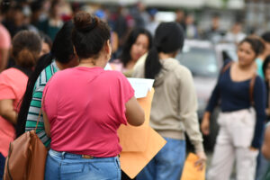 Ecuador ante un doble desafío: cómo crear 1,8 millones de empleos formales y salvar su seguridad social