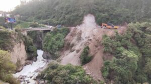 Quito: dos personas fueron lanzadas al río desde el puente de Guápulo