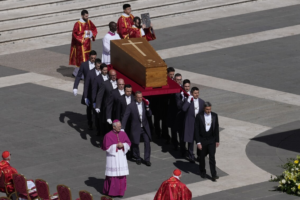 Poderosos y humildes despidieron a Francisco en un funeral donde fue recordado como el papa del pueblo