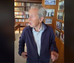 Rodrigo Borja reaparece en público en un video grabado por el alcalde de Cuenca