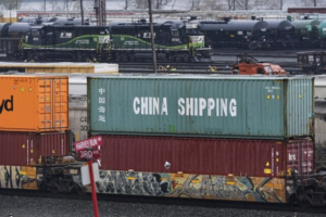 La guerra de Trump con China ya encarece todo: así golpea a empresas y bolsillos estadounidenses